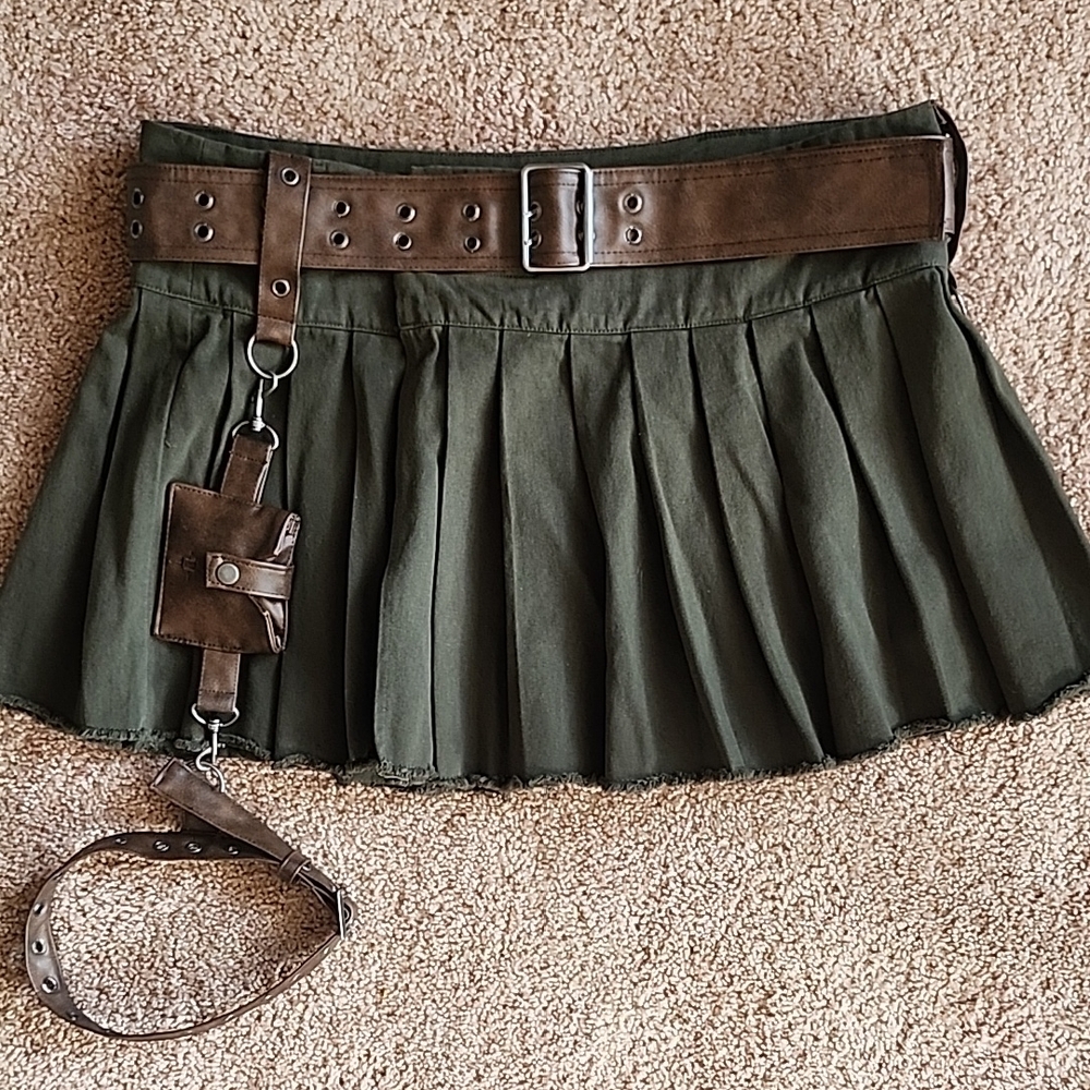 Darker Wavs Pleated Skirt